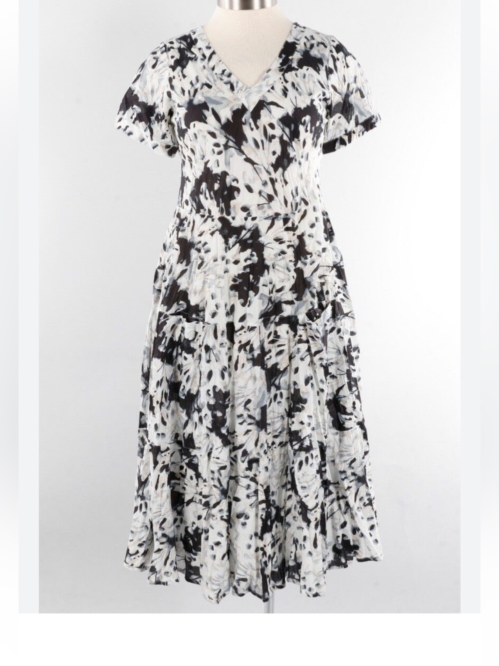 Dress Addict Women' s Black & White Floral V-Neck Tiered Dress